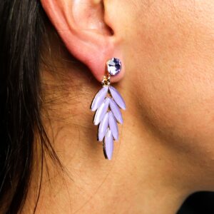 Pendientes de hada con brillo violeta en el poste y caída de hojas de vidrio lavanda, par