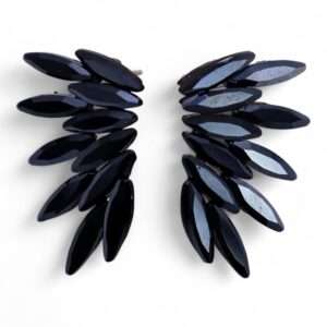 Pendientes de hada pequeños de vidrio negro facetado en forma de ala corta