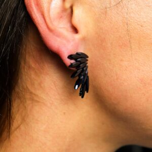 Pendientes de hada pequeños de vidrio negro facetado en forma de ala corta