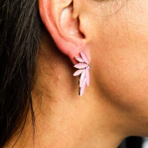 Pendientes de hada de vidrio rosa con pétalos en punta, brillante rosa y montura dorada