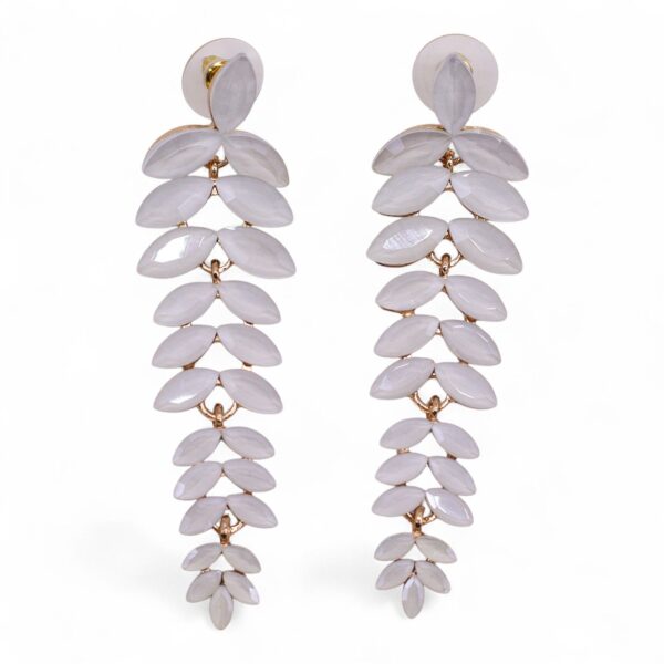 Pendientes largos en forma de espiga con hojas de vidrio blanco perla y montura dorada, par