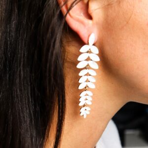 Pendientes largos en forma de espiga con hojas de vidrio blanco perla y montura dorada, par