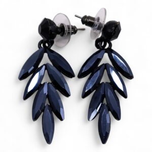 Pendientes largos de vidrio negro facetado con botón redondo y caída en espiga de hojas