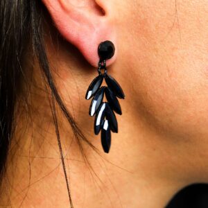 Pendientes largos de vidrio negro facetado con botón redondo y caída en espiga de hojas