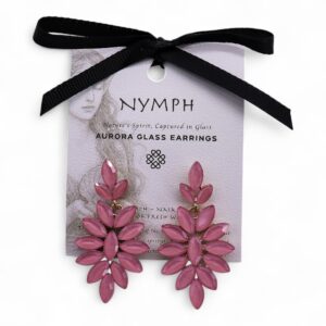 Pendientes largos con brote de tres pétalos y roseta colgante de vidrio rosa malva