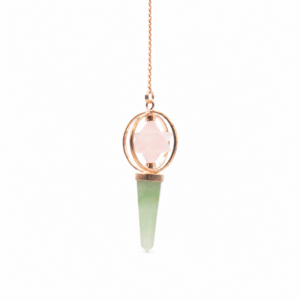 Péndulo con estrella Merkaba de cuarzo rosa entre dos aros de tono cobre y punta facetada de aventurina verde, colgado de una cadena color cobre