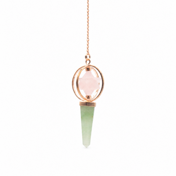 Péndulo con estrella Merkaba de cuarzo rosa entre dos aros de tono cobre y punta facetada de aventurina verde, colgado de una cadena color cobre