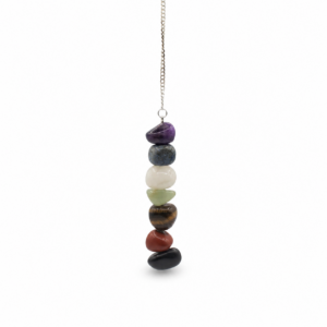 Péndulo de los chakras con siete piedras rodadas de colores, de la violeta a la negra, colgado de una cadena plateada