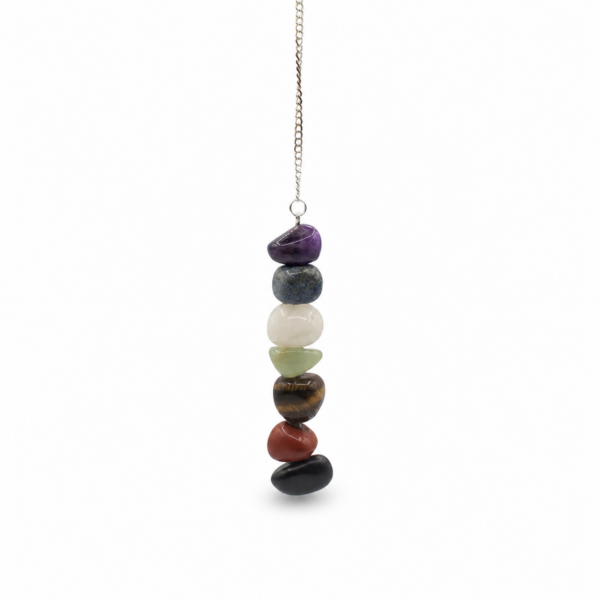 Péndulo de los chakras con siete piedras rodadas de colores, de la violeta a la negra, colgado de una cadena plateada