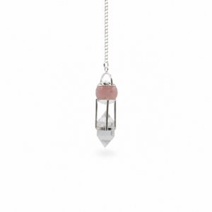 Péndulo con esfera de cuarzo rosa y punta de cuarzo transparente dentro de una jaula de varillas plateadas, colgado de una cadena