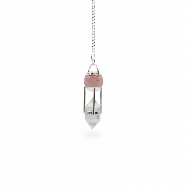 Péndulo con esfera de cuarzo rosa y punta de cuarzo transparente dentro de una jaula de varillas plateadas, colgado de una cadena