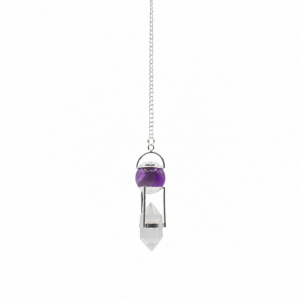 Péndulo con esfera de amatista violeta y cristal de cuarzo transparente de doble punta unidos por una montura plateada, colgado de una cadena