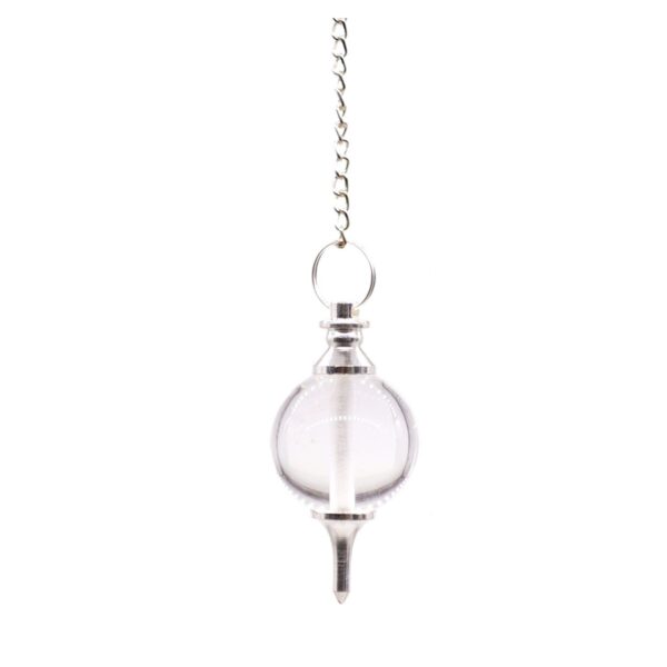 Péndulo con esfera de cuarzo transparente, remate torneado y punta de metal plateado, colgado de una cadena