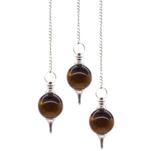 Péndulo con esfera de ojo de tigre marrón y dorada, remate torneado y punta de metal plateado, colgado de una cadena