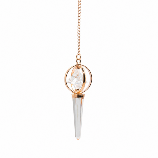 Péndulo con estrella Merkaba transparente dentro de dos aros cruzados de tono cobre y punta facetada de cuarzo, colgado de una cadena color cobre