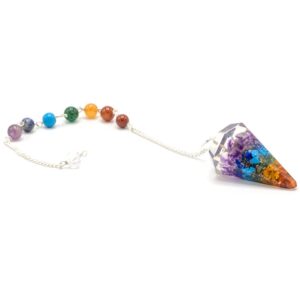 Péndulo de orgonita con capas de lascas violeta, azul, verde, amarillo, naranja y rojo, y cadena de siete cuentas de colores