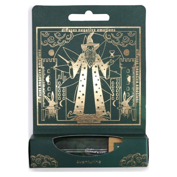 Envase verde de perfume roll-on con la carta de El Mago en dorado y el frasco de aventurina verde en la ventana