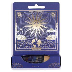 Envase azul de perfume roll-on con El Sol del tarot en dorado y el frasco de sodalita en la ventana