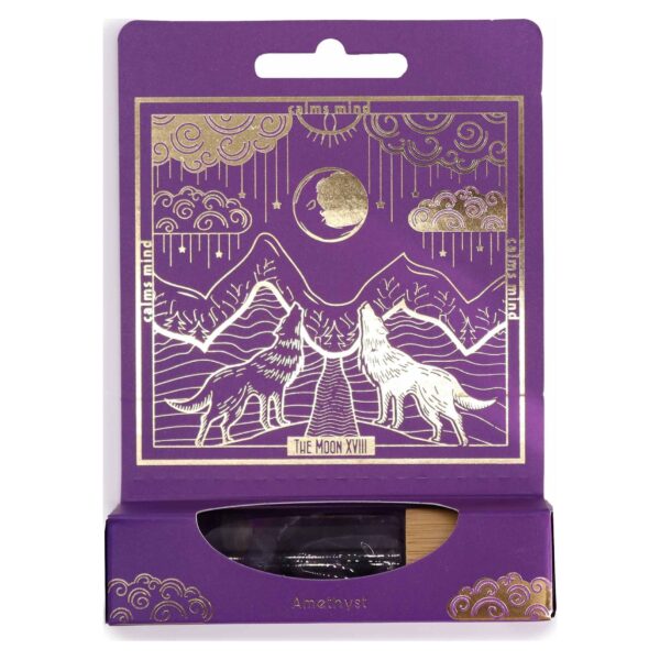 Envase morado de perfume roll-on con La Luna del tarot en dorado, dos lobos aullando y el frasco de amatista en la ventana