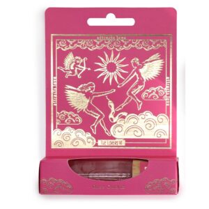 Envase rosa de perfume roll-on con la carta de Los Amantes en dorado y trocitos de cuarzo rosa