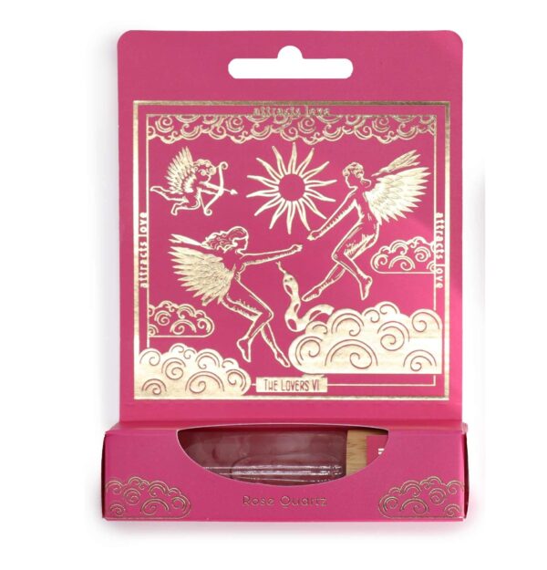Envase rosa de perfume roll-on con la carta de Los Amantes en dorado y trocitos de cuarzo rosa