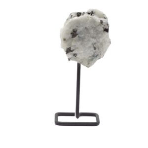 Piedra lunar arcoíris en bruto, blanca con inclusiones negras, sobre un soporte de varilla de metal negro