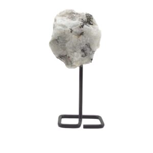 Piedra lunar arcoíris en bruto, blanca con inclusiones negras, sobre un soporte de varilla de metal negro