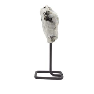 Piedra lunar arcoíris en bruto, blanca con inclusiones negras, sobre un soporte de varilla de metal negro