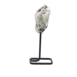 Piedra lunar arcoíris en bruto, blanca con inclusiones negras, sobre un soporte de varilla de metal negro
