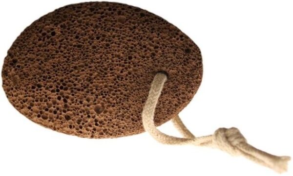 Piedra volcánica ovalada de color marrón con poros y un cordón de algodón anudado