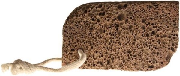 Piedra volcánica marrón en forma de limón, con las puntas rebajadas, poros y cordón de algodón