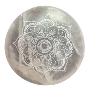 Placa redonda de selenita blanca con un mandala floral grabado en el centro