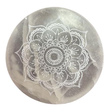 Placa redonda de selenita blanca con un mandala floral grabado en el centro