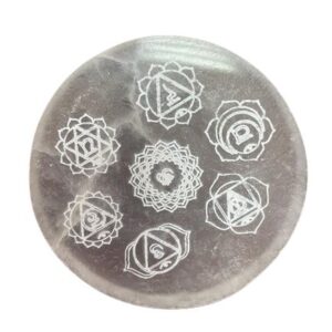 Placa redonda de selenita con los siete símbolos de los chakras grabados en blanco