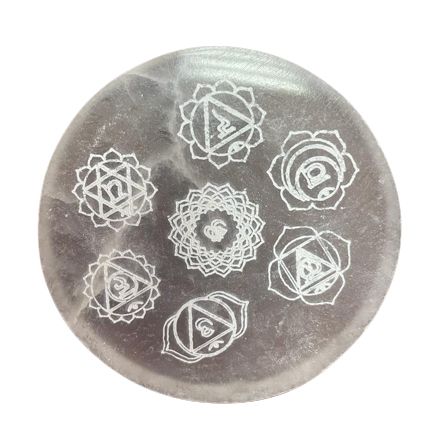 Placa redonda de selenita con los siete símbolos de los chakras grabados en blanco
