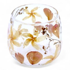 Inicio 9 Portavelas pequeño de vidrio transparente con flores prensadas de color crema y pétalos rosados