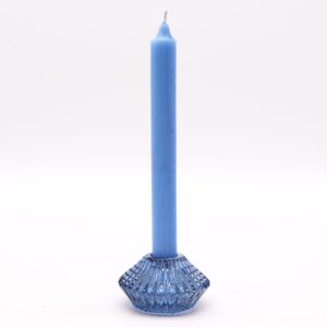 Portavelas de vidrio prensado azul con estrías en forma de flor, visto de perfil y sin vela