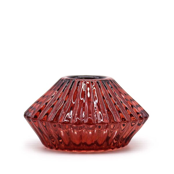 Portavelas de vidrio prensado rojo oscuro con estrías en forma de flor, de perfil y sin vela