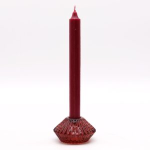 Portavelas de vidrio prensado rojo oscuro con estrías en forma de flor, de perfil y sin vela