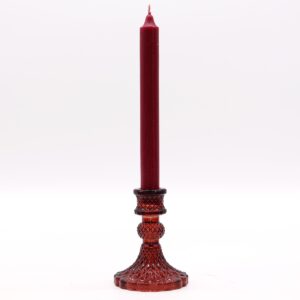 Portavelas vintage de vidrio prensado rojo oscuro, entre granate y vino, con relieve de rombos y pie ondulado