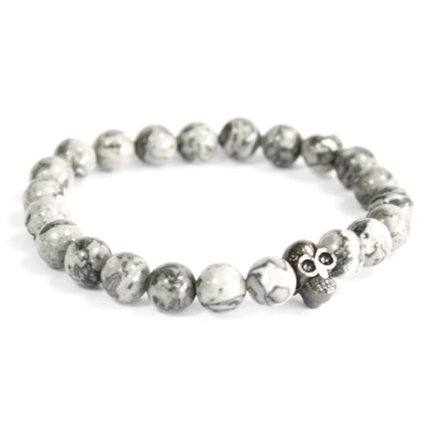 Pulsera elástica de cuentas de ágata gris con vetas negras y una pequeña calavera de peltre gris oscuro