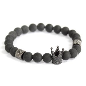 Pulsera elástica de cuentas de ágata negra mate con una corona de metal oscuro cubierta de cristalitos negros