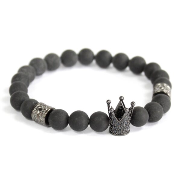 Pulsera elástica de cuentas de ágata negra mate con una corona de metal oscuro cubierta de cristalitos negros