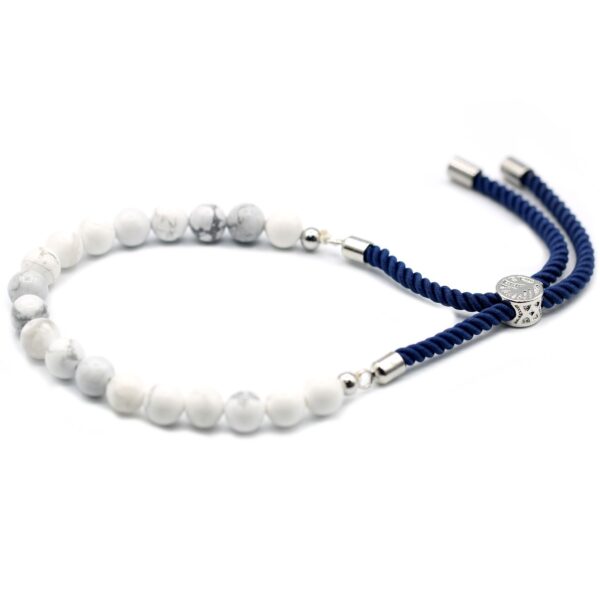 Pulsera de cuentas de howlita blanca con cordón azul marino torcido y pasador plateado
