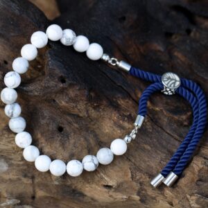 Pulsera de cuentas de howlita blanca con cordón azul marino torcido y pasador plateado