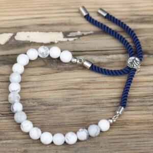 Pulsera de cuentas de howlita blanca con cordón azul marino torcido y pasador plateado