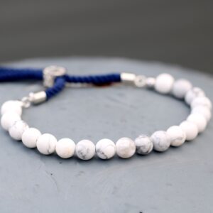 Pulsera de cuentas de howlita blanca con cordón azul marino torcido y pasador plateado