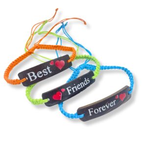 Pulsera de la amistad de cordón blanco trenzado con placa de coco y la palabra Forever, en la muñeca; se envía una, con palabra y color al azar