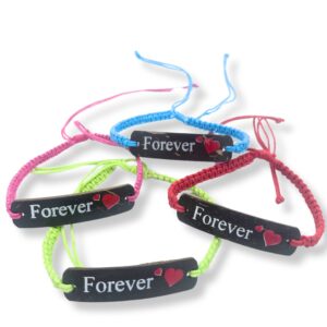 Pulsera de la amistad de cordón blanco trenzado con placa de coco y la palabra Forever, en la muñeca; se envía una, con palabra y color al azar