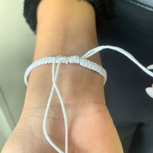 Pulsera de la amistad de cordón blanco trenzado con placa de coco y la palabra Forever, en la muñeca; se envía una, con palabra y color al azar